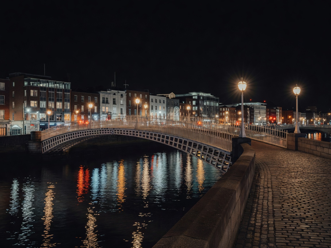Dublin Liffey bridge night view